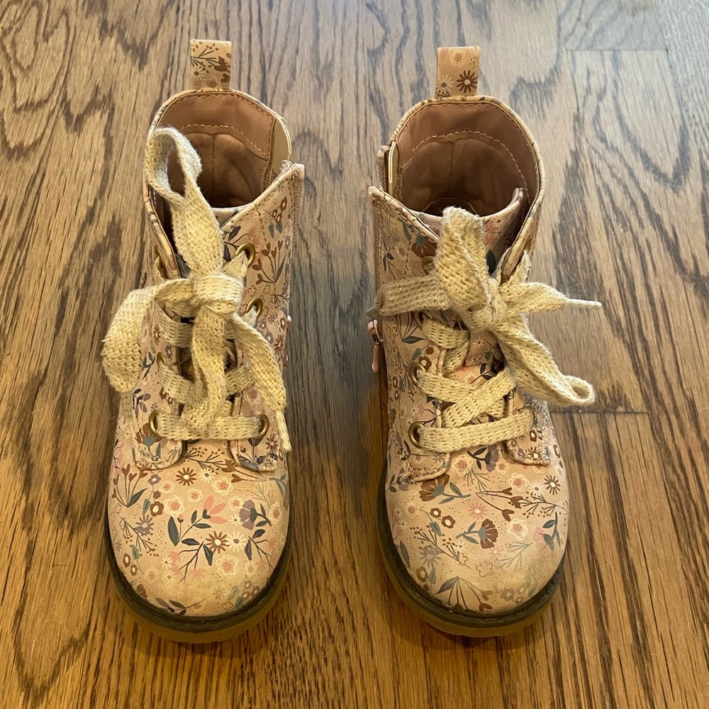 EUC Cat & Jack booties (Sz 9)